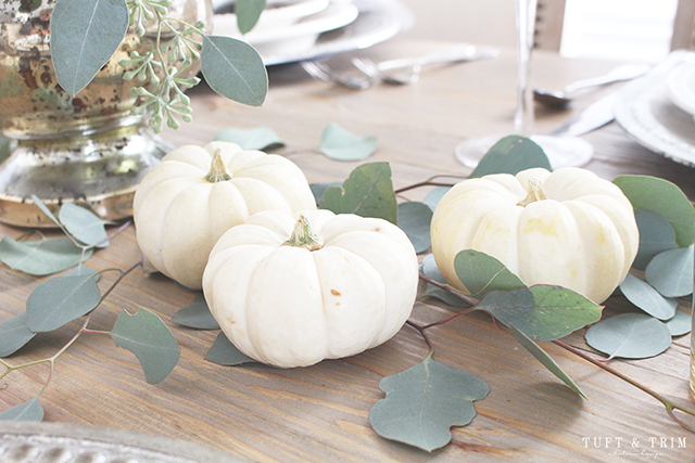 Thanksgiving table decor: Mini white pumpkins 