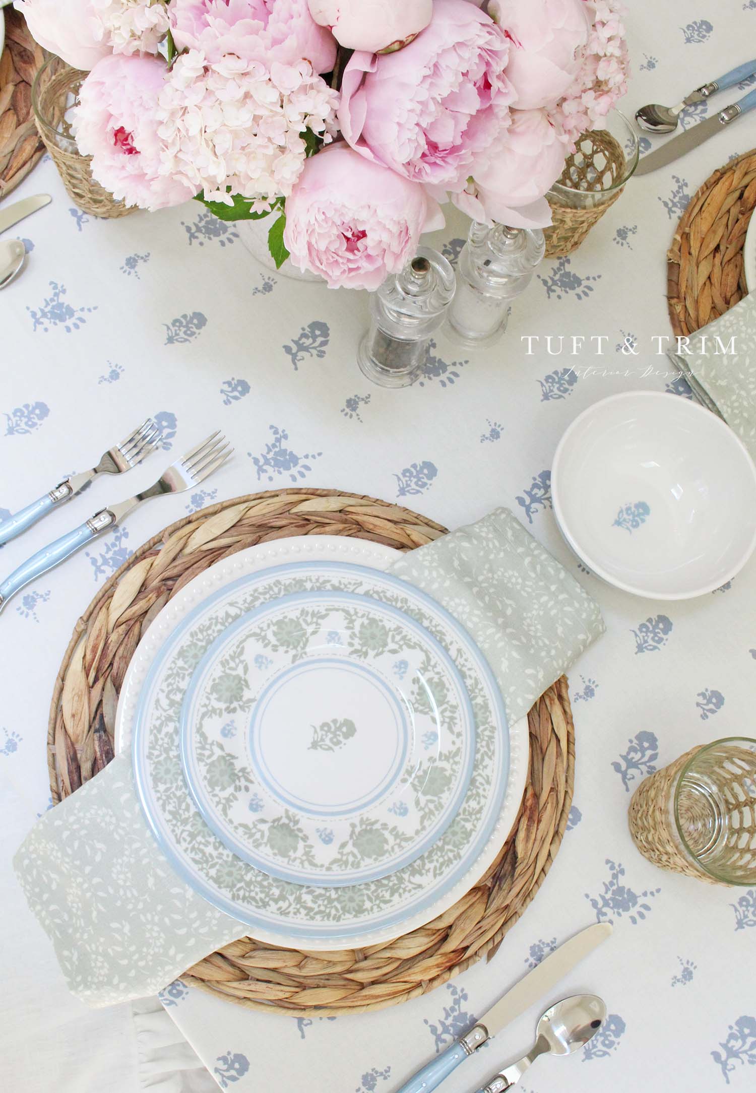 Elegant Summer Tablescape with Tuft & Trim Interior Design