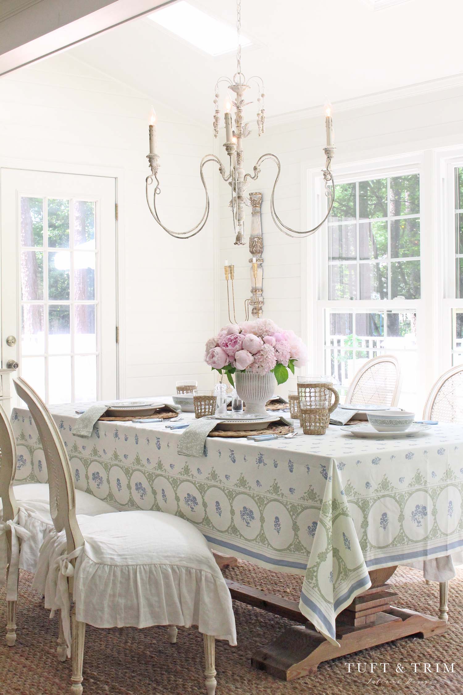 Elegant Summer Tablescape with Tuft & Trim Interior Design